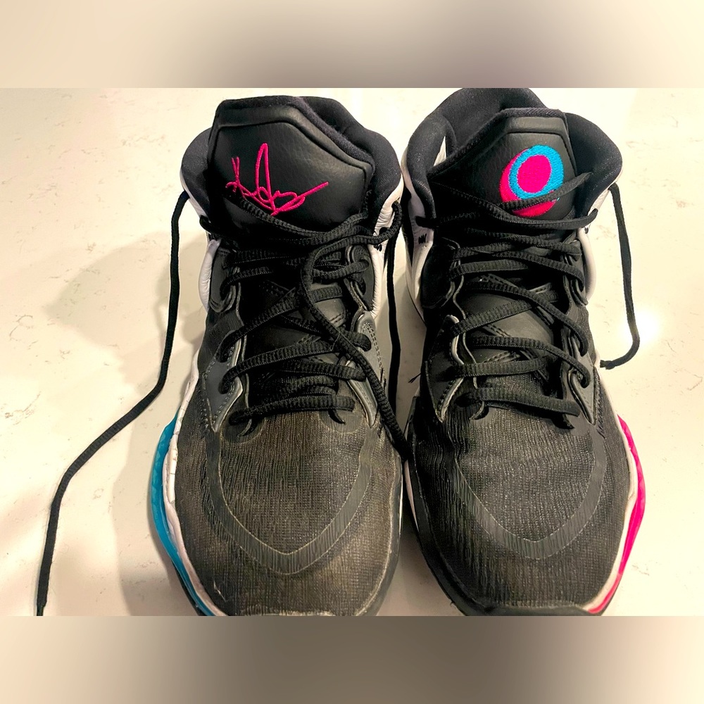 Kyrie Irving men’s basketball shoes